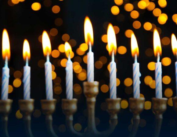Accanto alle luci del Natale c’è l’Hanukkah, a Roma e nel mondo